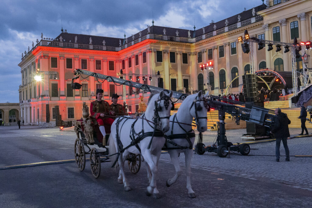 Der Kamerakran folgt einer Kutsche bei "Austria for Life"