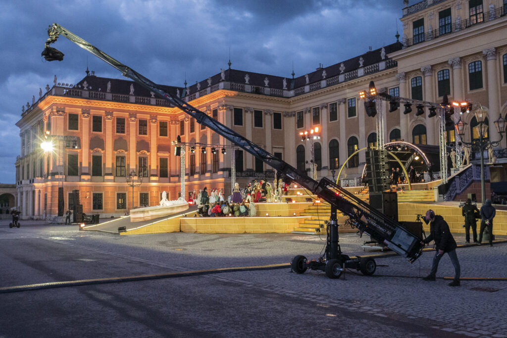 Der Kamerakran in der Abenddämmerung